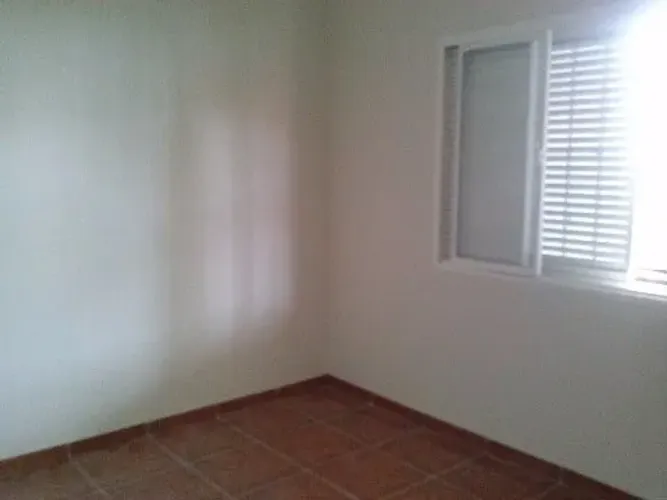 Casa residencial disponível para locação no Jardim Búfalo, 75 m², 2 quartos.