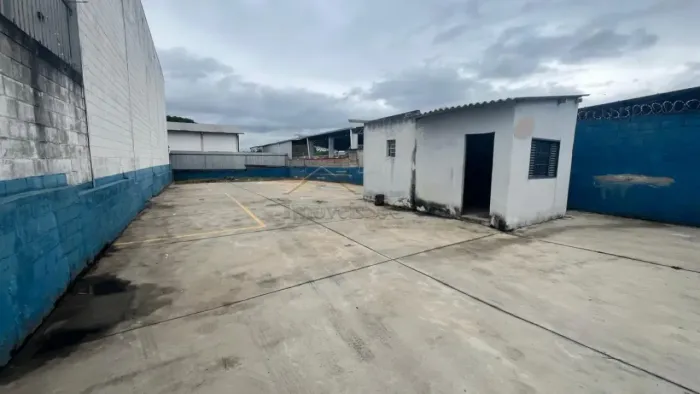 Terreno Comercial com 450 m² e Estrutura de Apoio