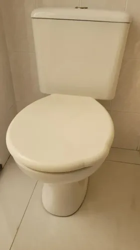 Vaso sanitário com caixa acoplada cor bege