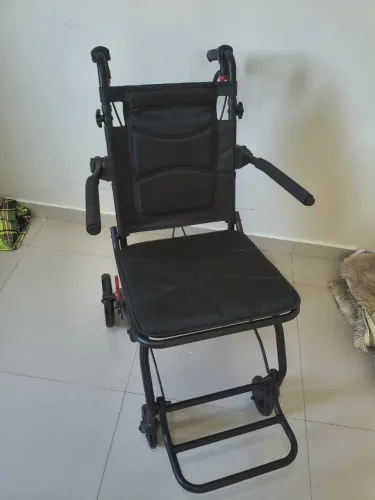 Cadeira de Rodas dobrável seminova da marca Dellamed