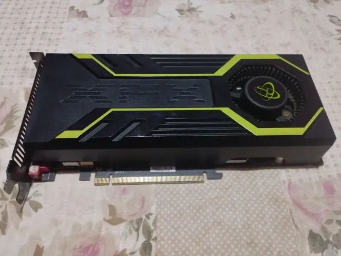 Placa de video XFX antiga de 512MB