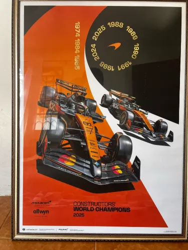 Pôster Original McLaren F1 Campeã Mundial 2025 - Emoldurado - Item Colecionador