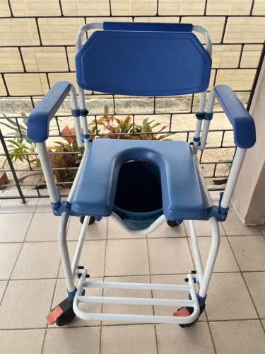 Vendo cadeira de roda de banho em aço e assento acolchoado! Valor: R$ 599,00