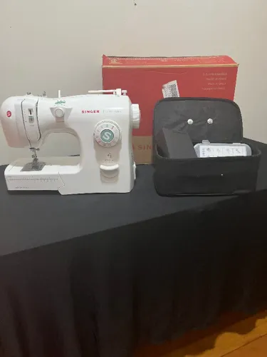 Máquina de costura Singer Inspiration, 220V, semi nova, na caixa e acessórios. Retirada no