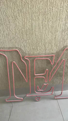 Logo de neon para aniversário 