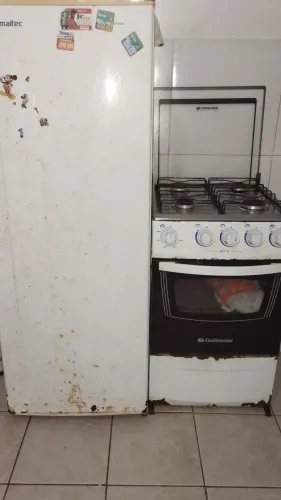 Vende+ se ou troca um fogão e uma geladeira. Com marcas de uso{Ferrugem). Só lixar/pintar