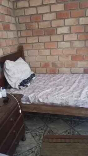 Cama solteiro de sucupira solteiro, mais um colchão em perfeito estado