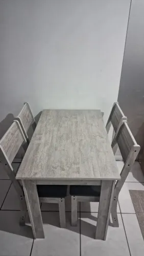 Mesa e cadeiras, entrego