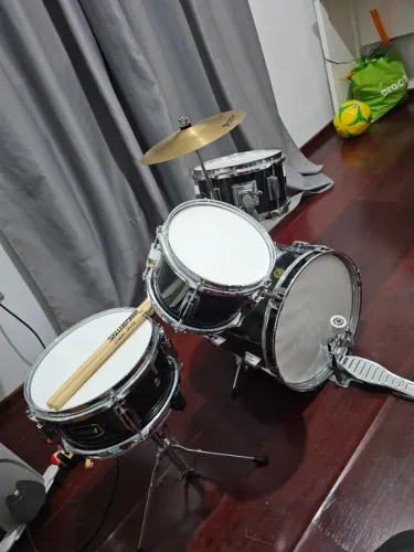 Bateria infantil Premium e par de baquetas