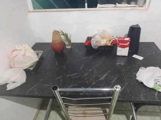 Mesa com 2 cadeiras bom estados