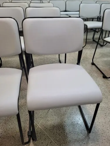 Cadeira interlocutor Iven A/E estofado e revestido em couro eco, estrutura em aço