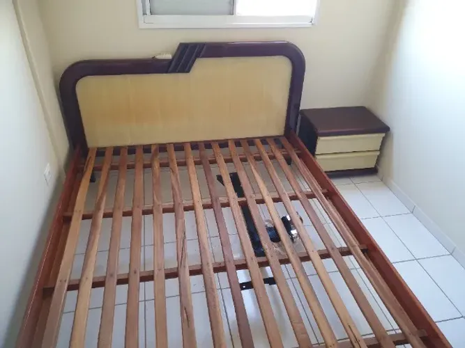Cama de madeira queen, cômoda, e criado.
