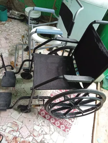Vendo cadeira de banho, cadeira de rodas e bengala