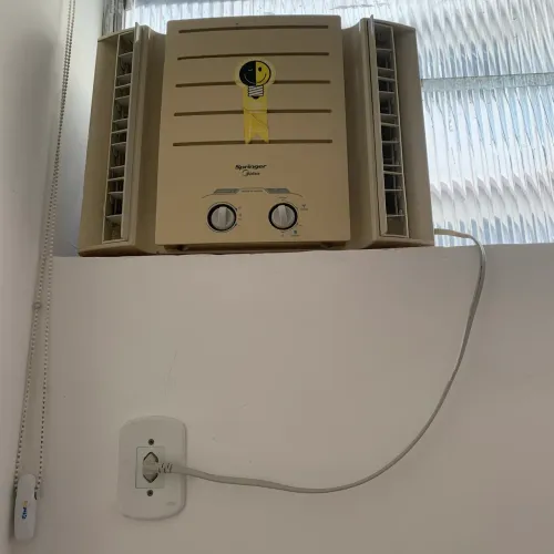 Ar condicionado Springer 7500 Btus cor branca para parede