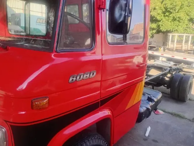 Caminhão Mercedes Bens 608 