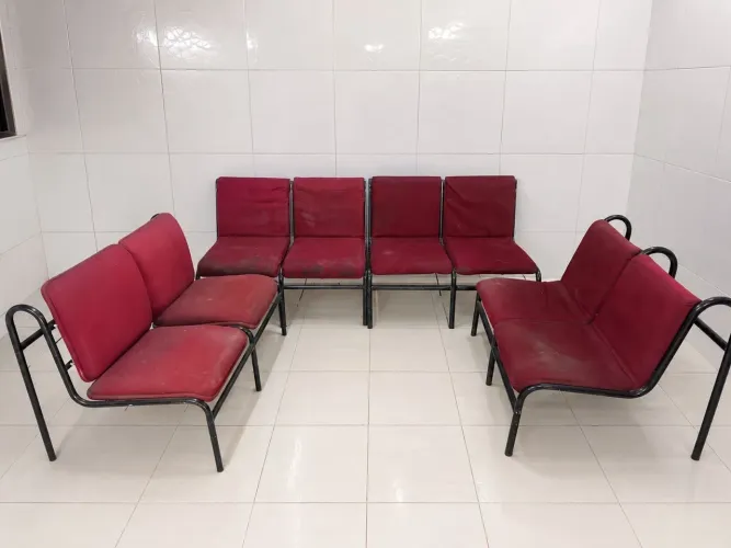 cadeiras de recepção em estilo longarina com estrutura metálica