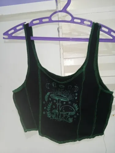 Top preto com detalhes verdes da shein