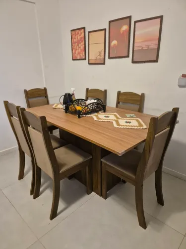 Mesa de 6 lugares de madeira (SEM cadeiras)