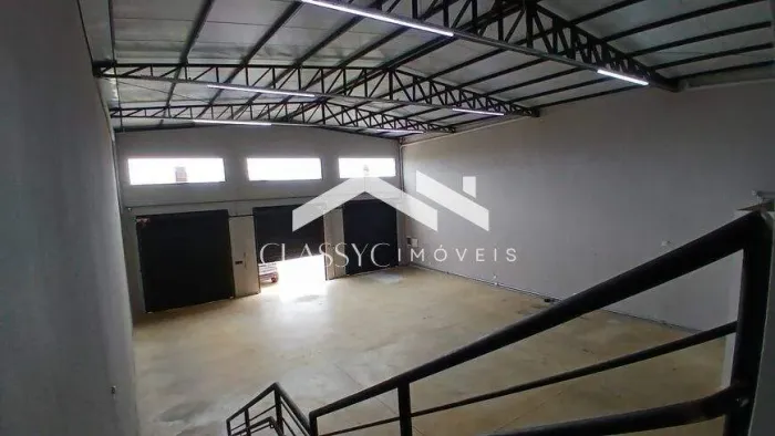 Galpão em Uberlândia (Novo Mundo) | Área útil 360 m², Pé direito 7m, portas automatizadas.