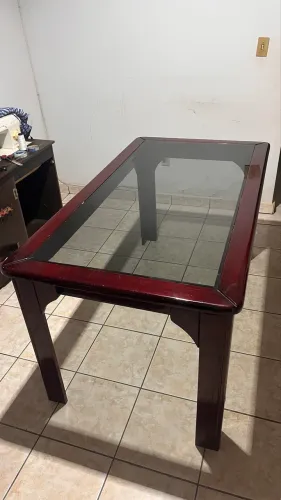 Mesa de madeira com tampão de vidro SEM CADEIRAS
