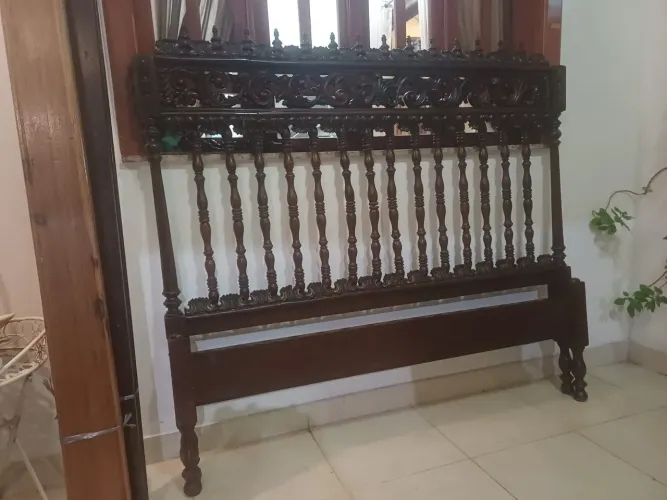 VENDO Duas Camas de casal Coloniais.