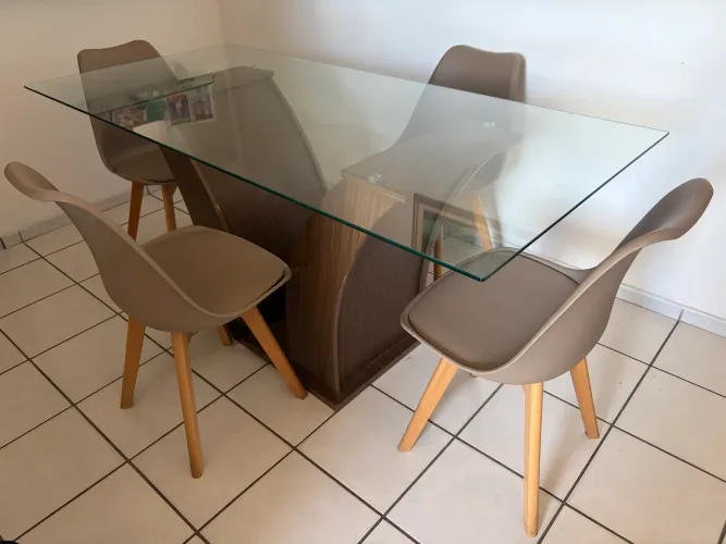 Mesa de vidro com 4 cadeiras 