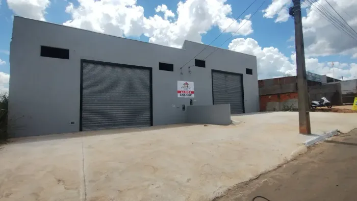 Galpão Novo com 250 m² de construção, porta automática, 6 mt altura, na Av. Progresso e Pe