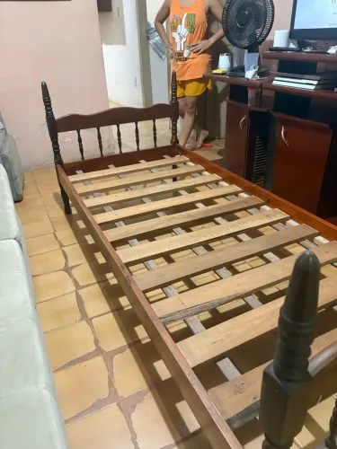 Cama de madeira de lei