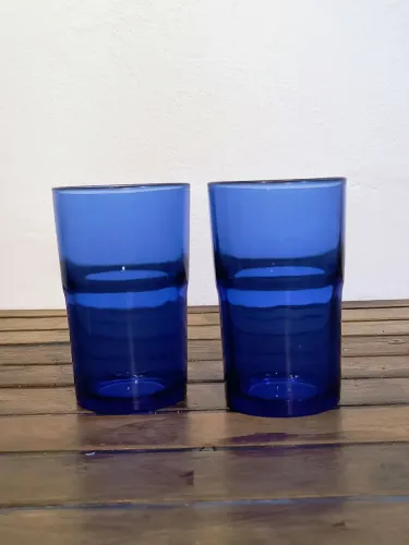 conjunto com 2 copos em vidro azul cobalto antigos anos 60 vintage raridade antiquario