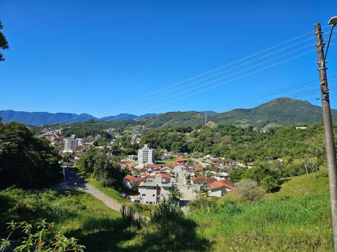 Terreno com linda vista no centro de Santo Amaro da Imperatriz
