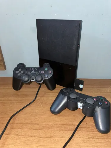 PS2 USADO - ACOMPANHA 2 CONTROLES (1 ORI 1 RP) E MEMORY CARD 8MB