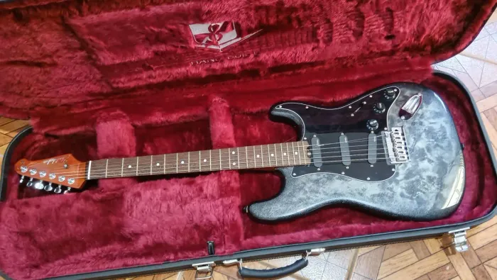 Guitarra Studebaker com captação EMG