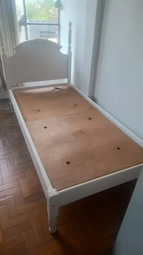 Cama solteiro de madeira