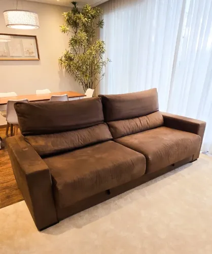 Sofá retrátil com encosto reclinável com 2,35m em suede marrom