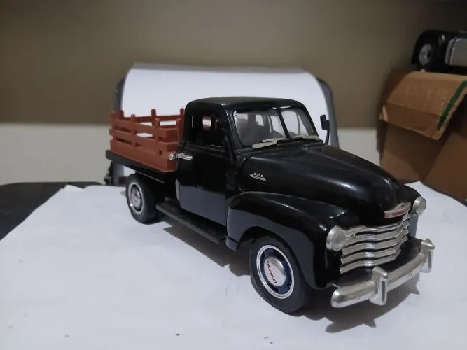 Miniatura caminhão 1/24 Chevrolet 3100