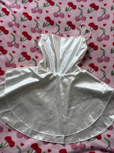 Vestido de cetim branco da shein tamanho p