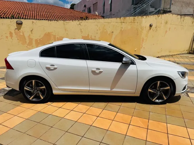 Volvo S60 T-5 R-design 2.0 240cv 4P 2014