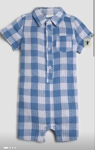 Macacão xadrez e sandália masculina