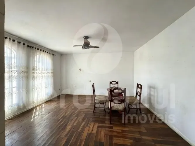 Casa com 3 dormitórios, suíte e 2 vagas a 3km do Galeria Shopping, Pq. Imperador em Campin