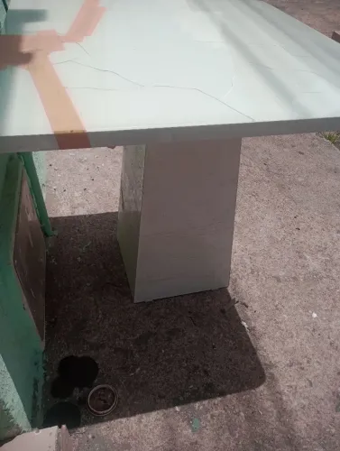 Vendo mesa com avarias 150 reais