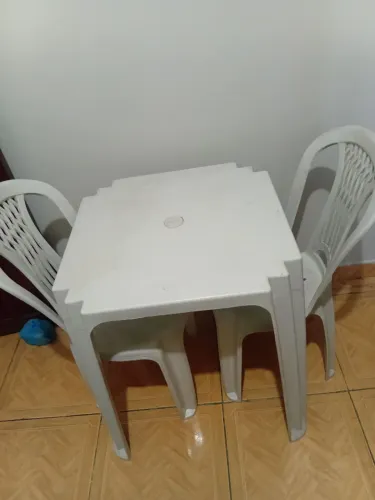 Mesa de plástico com 2 cadeiras.