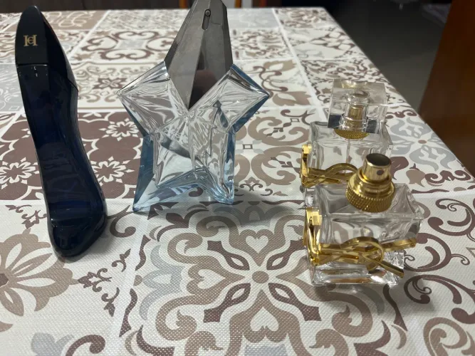 Coleção de frascos de perfume originais