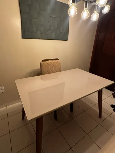 Mesa com tampo de vidro