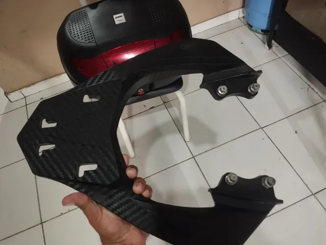 BAÚ TRASEIRO TORK SMABO 1 + SUPORTE + PLACA CARBON FIBER - Ótimo Estado!