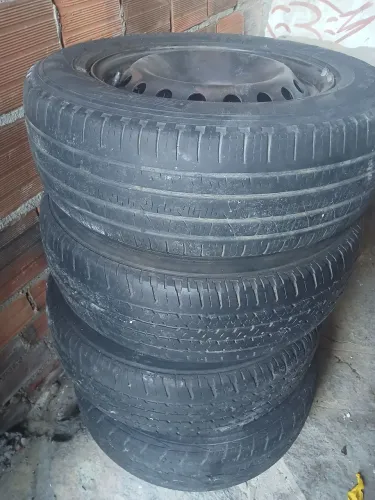Vende se kit de pneus completo com rodas em excelente estado