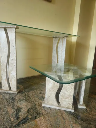 Vendem-se uma mesa de jantar, um aparador e um centro de sala. Com tampos de vidro.