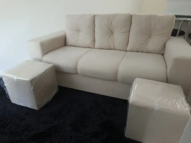 SOFÁ NOVO IMPECÁVEL EM SUEDE AVELUDADO + DOIS PUFFS( MENOR VALOR)