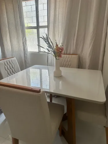 Vendo uma mesa de vidro 04 cadeiras linda