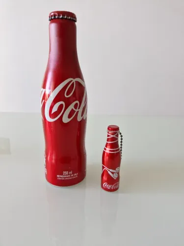 Kit Coca-Cola Colecionável - Garrafa Alumínio + Mini Garrafa Chaveiro