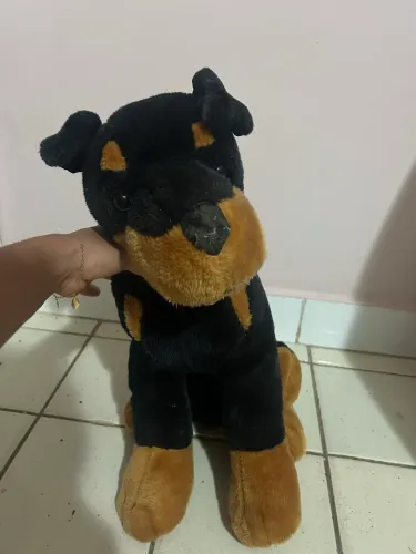 cachorro de pelúcia grande Rottweiler